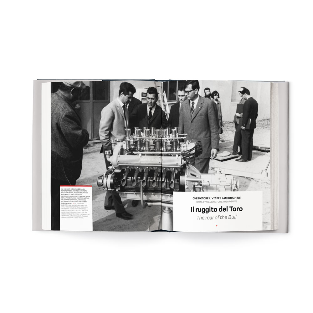 BizzarriniI: The last romantic constructor Página aberta de livro com fotografia a preto e branco de um motor e seis homens vestidos formalmente.