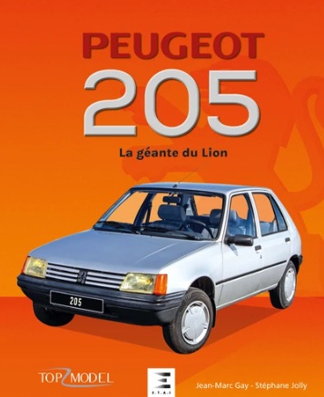 Peugeot 205: La géante du Lion Cartaz publicitário de um carro Peugeot 205 branco com fundo laranja e texto promocional.