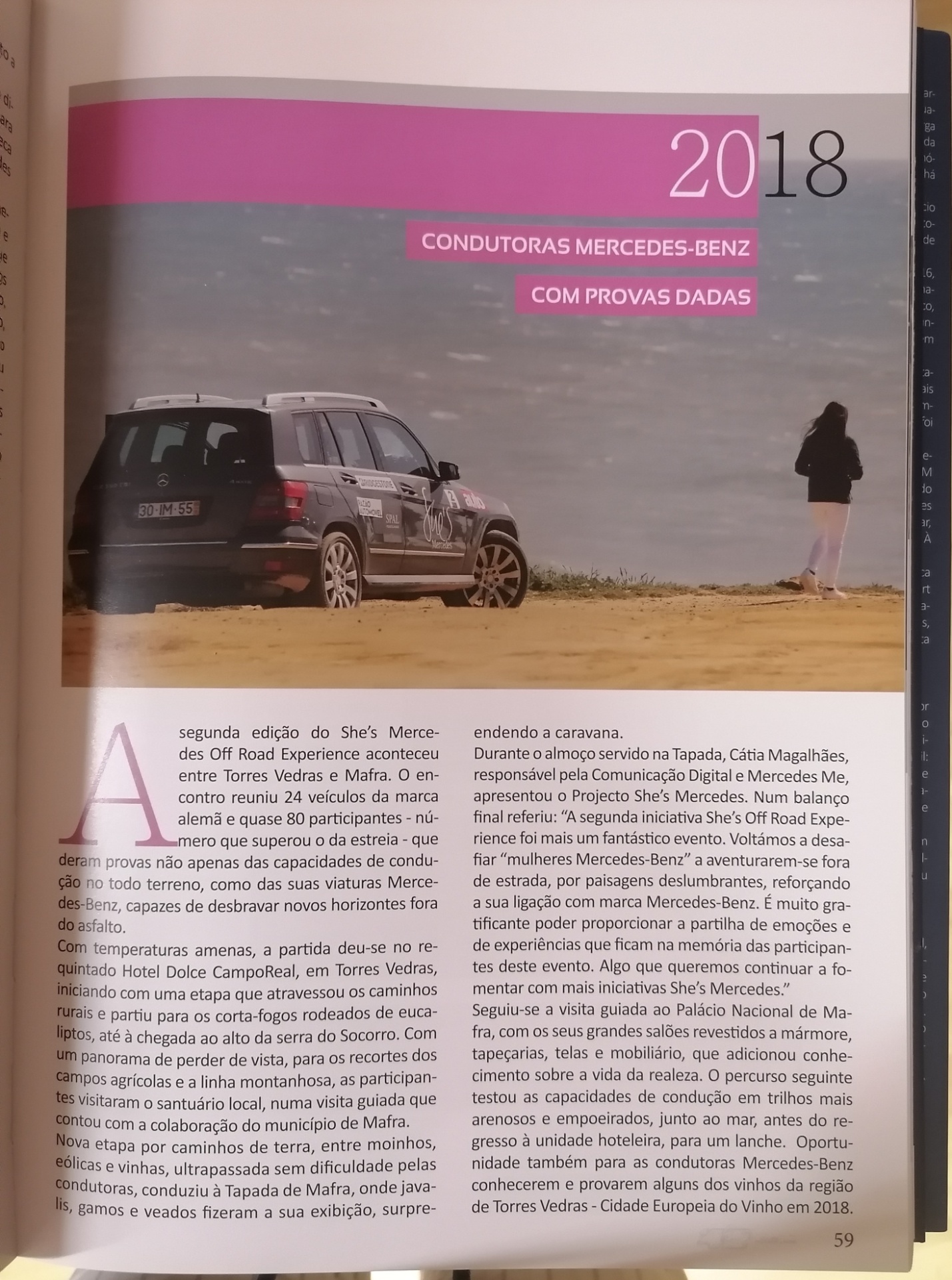 Clube Escape Livre - 40 anos de História e Aventura Veículo Mercedes-Benz preto na areia junto ao mar com pessoa ao lado