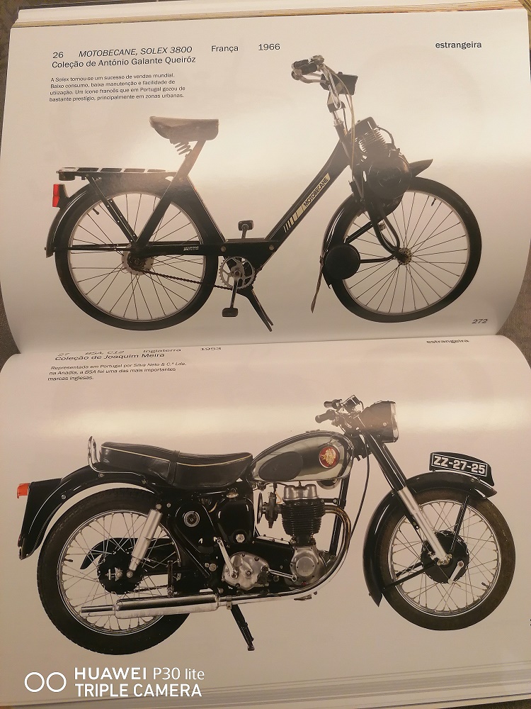 Motos de Portugal Duas motos antigas fotografadas em fundo branco em páginas de livro aberto