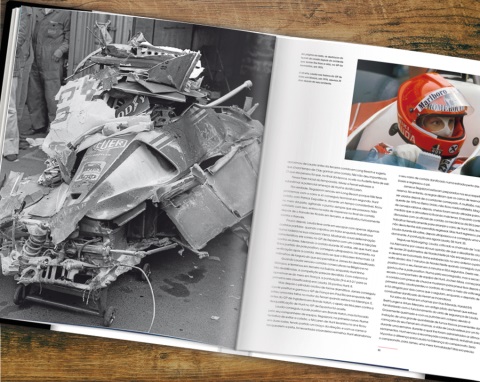 Formula 1 - Os Rivais os Maiores Duelos da F1 Livro aberto com fotografia de carro de corrida destruído e imagem de piloto com capacete vermelho