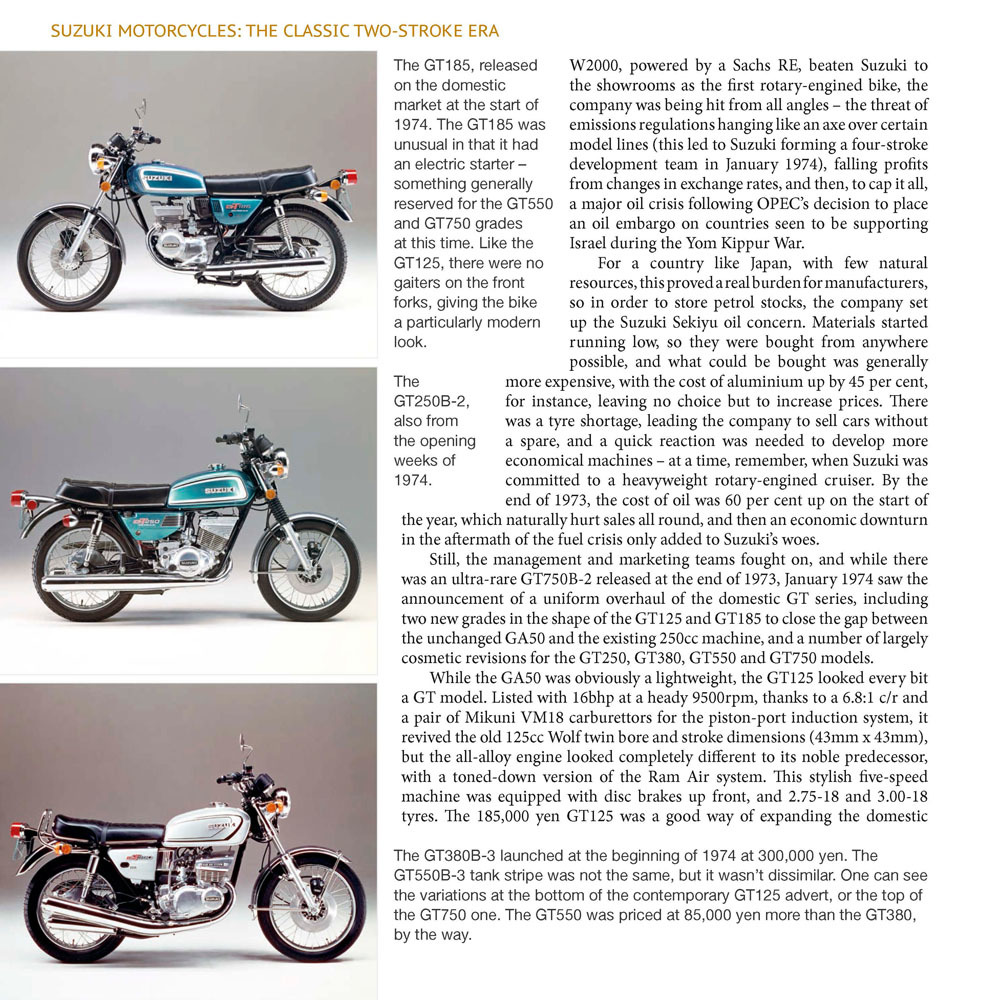 Suzuki Motorcycles - The Classic Two-stroke Era Três motos clássicas SUZUKI GT em diferentes cores numa fila com fundo branco