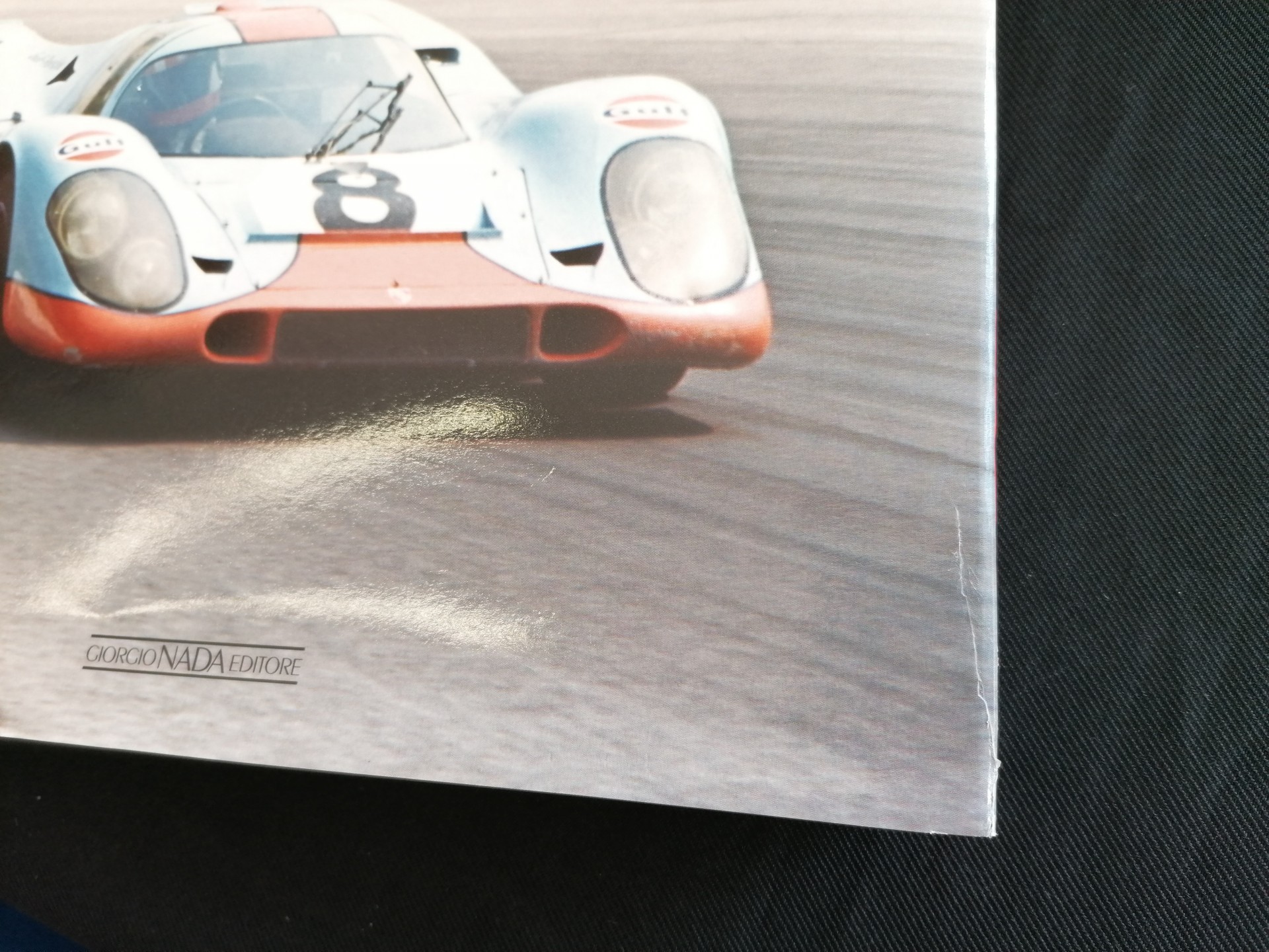 Porsche: Gli anni d’oro/The golden years Carro de corrida clássico branco com tiras azuis e vermelhas, número 8 preto