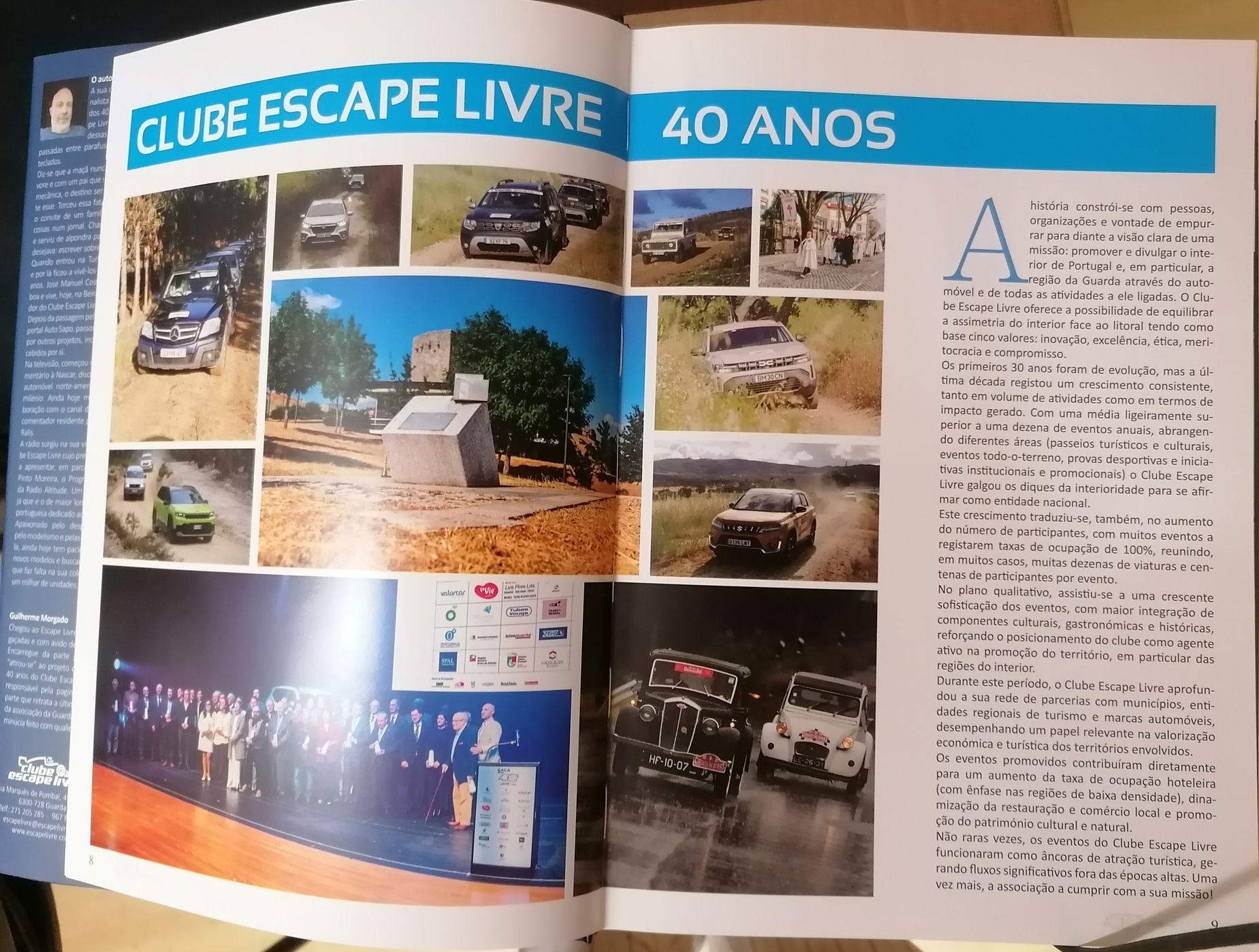 Clube Escape Livre - 40 anos de História e Aventura Página dupla de revista com título azul e várias fotografias de veículos todo-o-terreno e grupo em palco