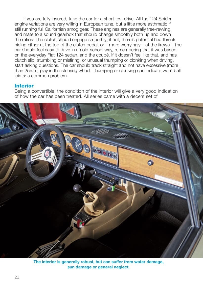 FIAT 124 Spider & Pininfarina Azzura Spider E.Buyers Guide Interior de carro conversível com tabliê de madeira e volante preto