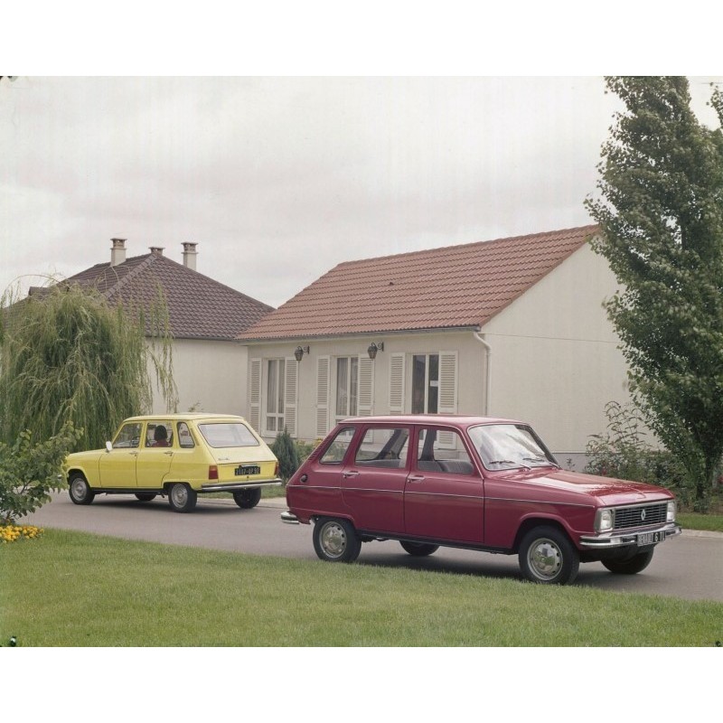 La Renault 6 de Mon Père Dois carros antigos, amarelo e vinho, estacionados frente a casa branca com telhado vermelho