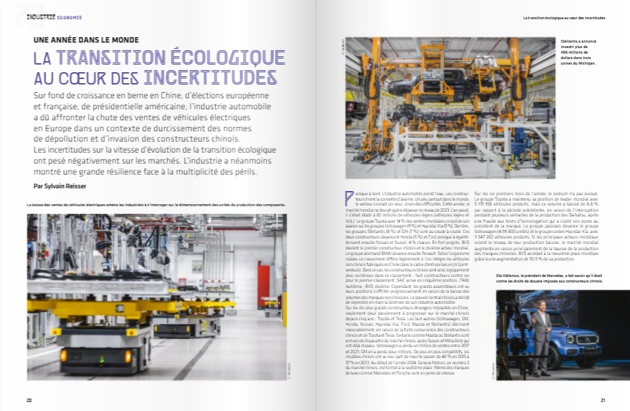 L'année automobile 2024-25 (Nr. 72) Página dupla de revista com texto em francês e fotos de fábricas e carro azul