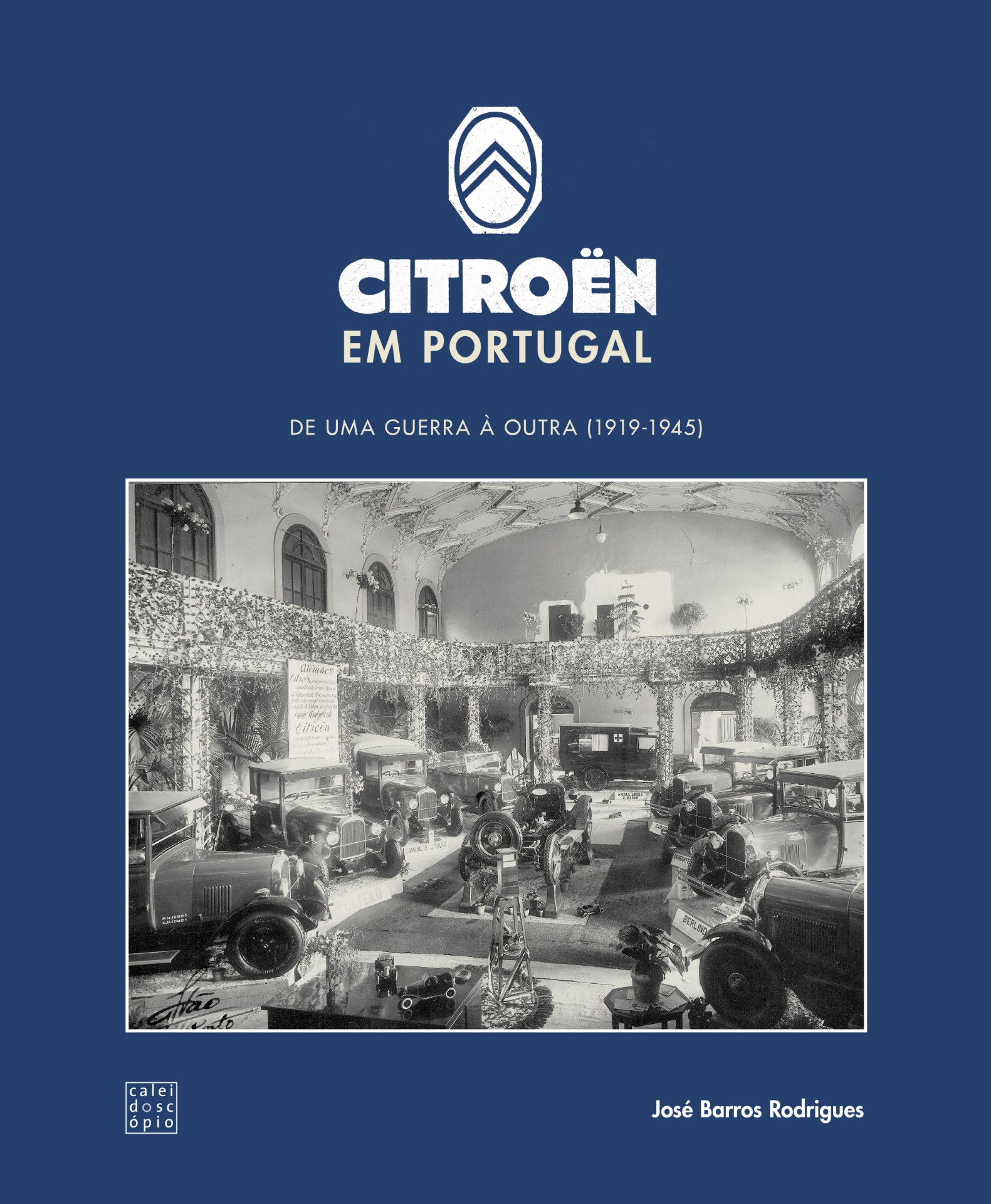 Citroen em Portugal De uma Guerra à outra 1919-1945 Capa de livro azul com logótipo Citroën e foto preto e branco de carros antigos em salão