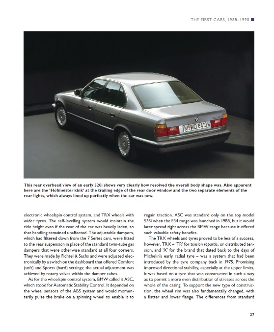 Bmw E34 - Complete history Carro sedan prateado visto de trás com placa M MOT 6470 em fundo escuro