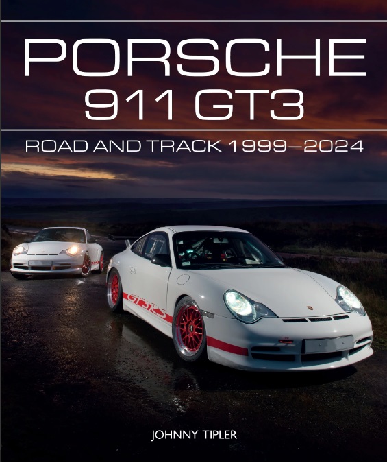Porsche 911 GT3: Road and Track 1999-2024 Capa de livro Porsche 911 GT3 Road and Track 1999-2024 com duas viaturas brancas