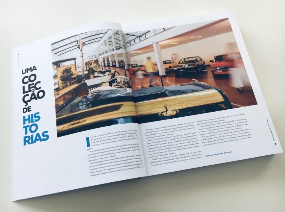 Museu do Caramulo - Colecção de Automoveis, Motos Livro aberto com texto e foto de carros clássicos num museu