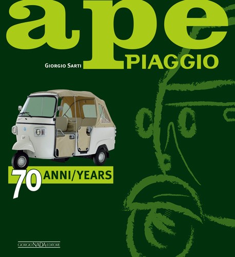 Ape Piaggio: 70 anni/70 years Capa de livro verde escuro com carrinha motorizada branca e texto amarelo e branco