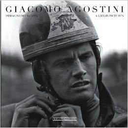 Giacomo Agostini: Immagini de una vita/A Life in Pictures Capa de álbum em preto e branco com homem de capacete e texto Giacomo Agostini