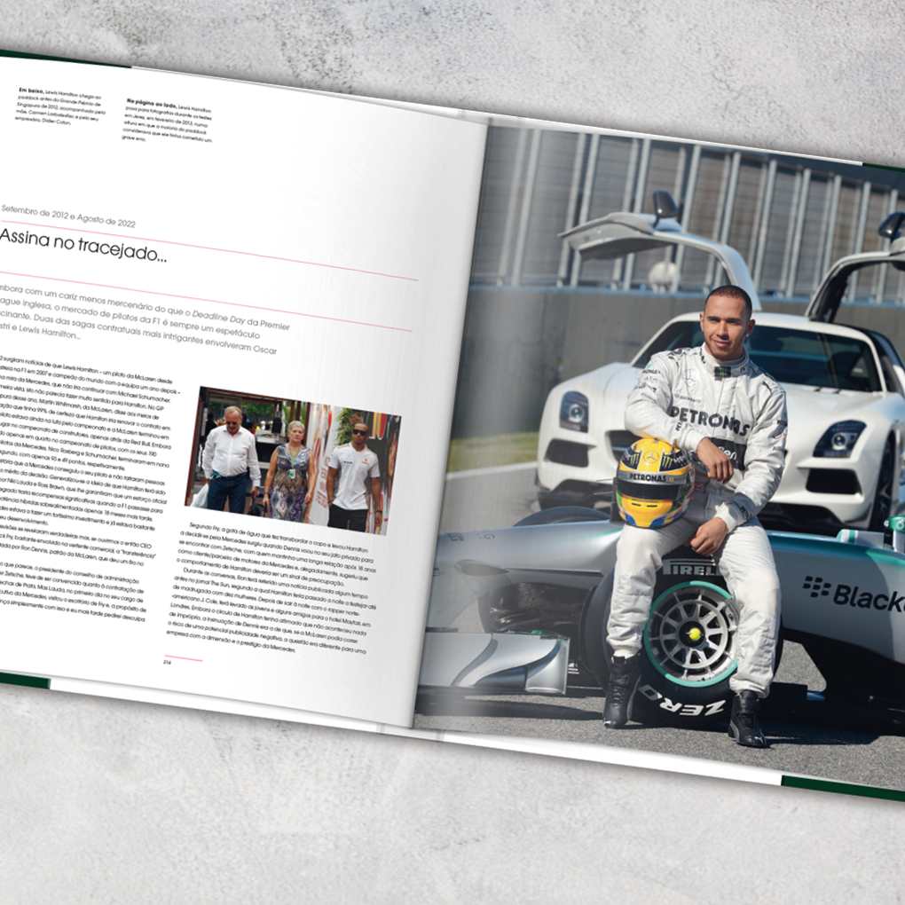 Fórmula 1 - As Controvérsias: Momentos Dramáticos Que Marcaram a F1 Página de revista com piloto de corrida de fato branco PETRONAS ao lado de carro de Fórmula 1 cinza preto e capacete amarelo.