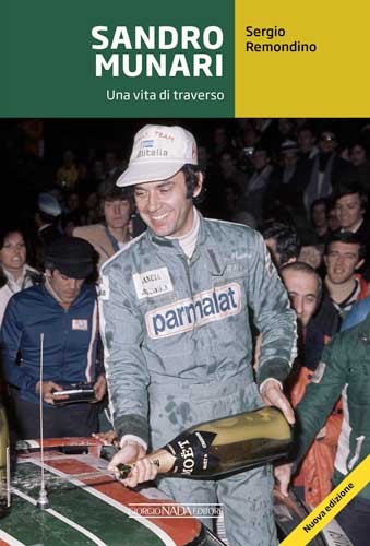 Sandro Murani: Una Vita di "Traverso" (2ª Ed) Capa do livro com fotografia de piloto de corrida em fato cinza e boné branco, segurando garrafa de champanhe Moët