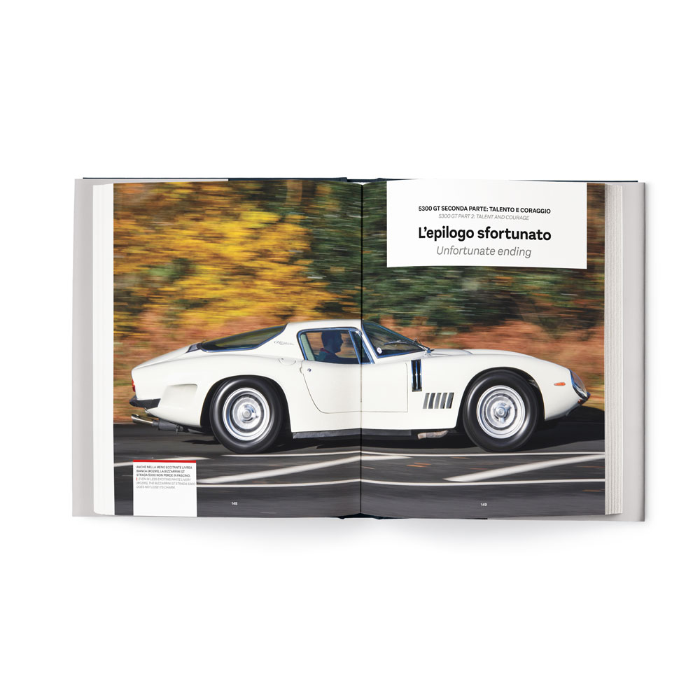 BizzarriniI: The last romantic constructor Livro aberto com imagem de carro desportivo branco clássico e texto em italiano
