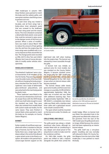 Land Rover 110 & 90 Specification Guide 1983-90 Veículo todo-o-terreno vermelho com pneus brancos e painel lateral em preto e branco numa área externa com relva