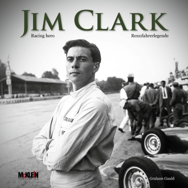 Jim Clark - Racing hero Jim Clark com fato de corrida branco em pista de carros clássicos, pessoas ao fundo