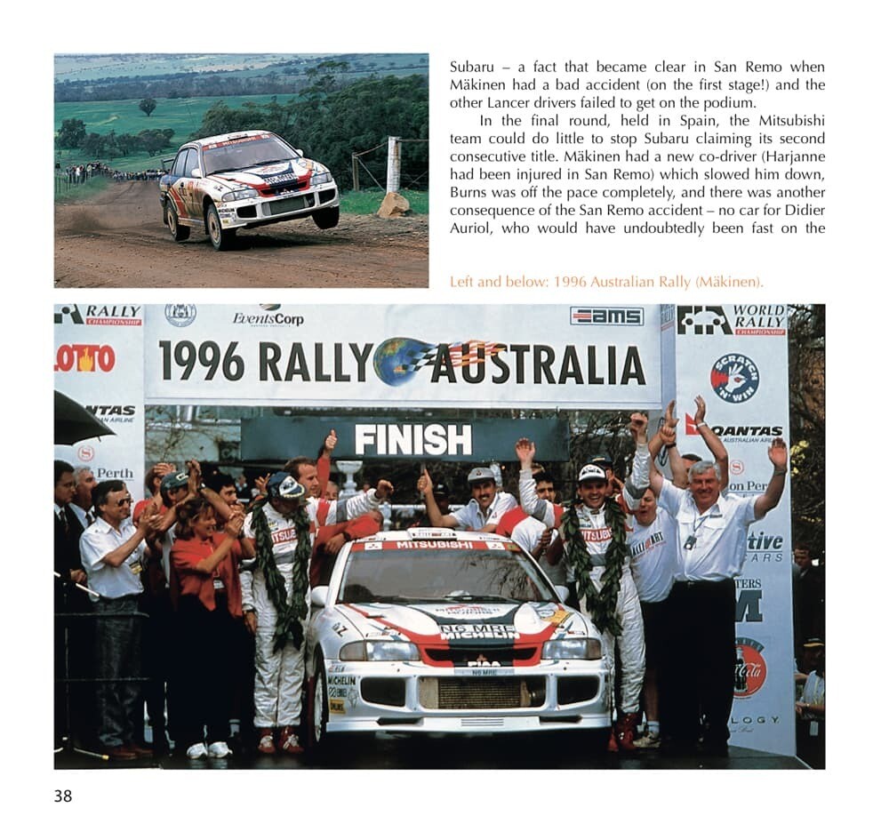 Mitsubishi Lancer Evo Carro de rali branco na linha de chegada do Rally Australia 1996 com pessoas ao redor celebrando.