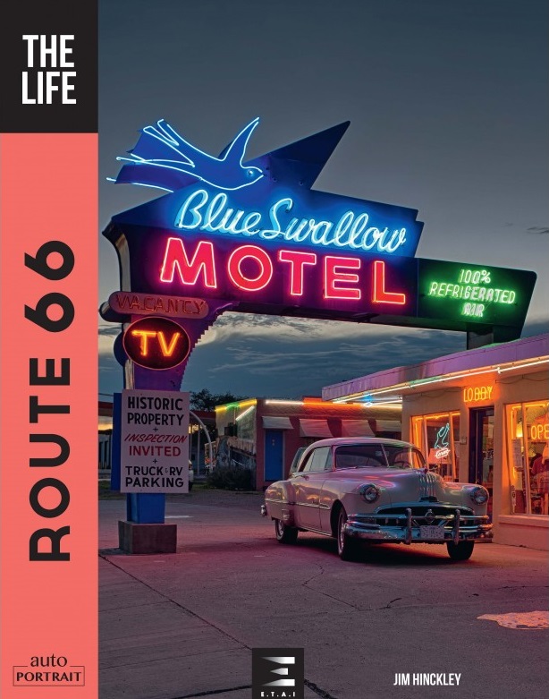 Route 66: The Life Letreiro de neon do Blue Swallow Motel com carro clássico estacionado e faixa vermelha Route 66 ao lado