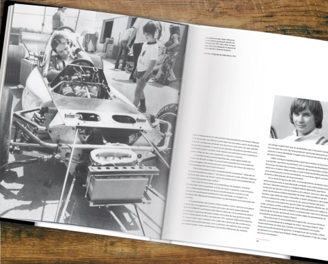 Formula 1 - Os Rivais os Maiores Duelos da F1 Revista aberta com foto a preto e branco de carro de corrida e texto em português com foto de jovem