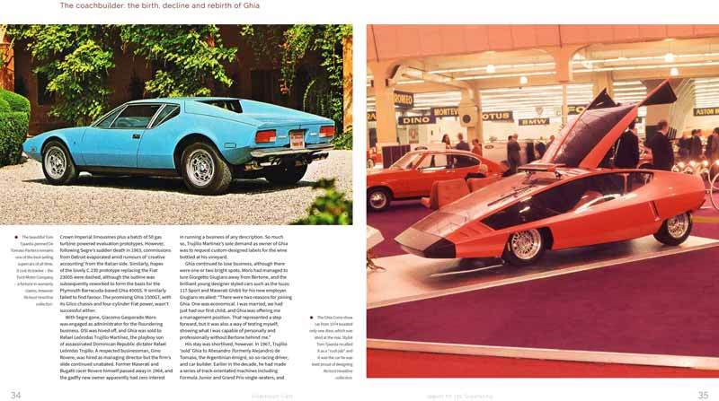 Jaguar XK120 Supersonic Dois carros desportivos, um azul e outro vermelho futurista expostos em exterior e interior.