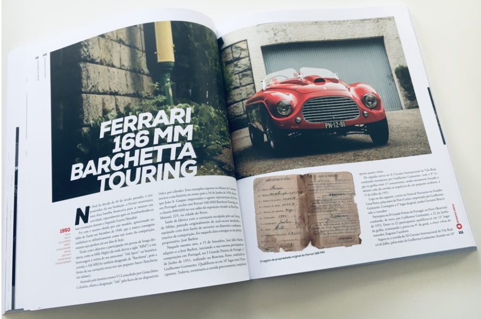 Museu do Caramulo - Colecção de Automoveis, Motos Página aberta de revista com artigo sobre Ferrari 166 MM Barchetta Touring e foto de carro desportivo vermelho