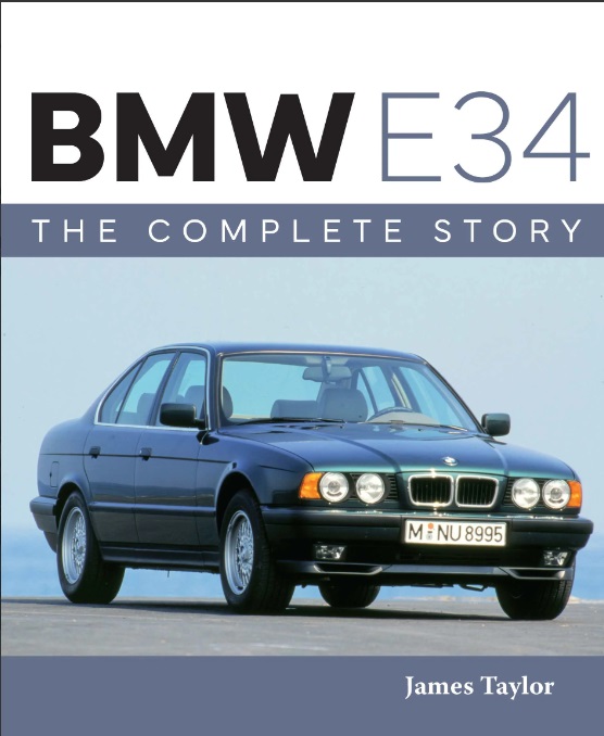 Bmw E34 - Complete history Capa de livro com BMW E34 azul escuro e título