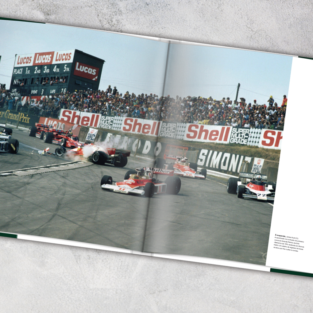 Fórmula 1 - As Controvérsias: Momentos Dramáticos Que Marcaram a F1 Revista aberta com foto de corrida de carros de Fórmula 1 na pista e público nas bancadas.