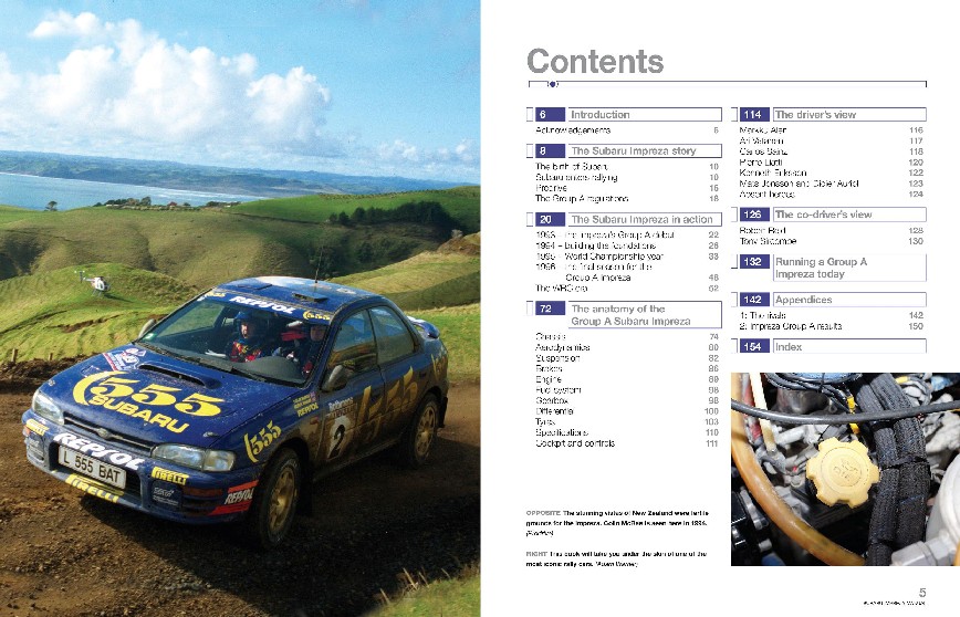 Subaru Impreza Group A Rally (1993-2008) Carro de rali Subaru azul com adesivos 555 em terreno lamacento e paisagem campestre
