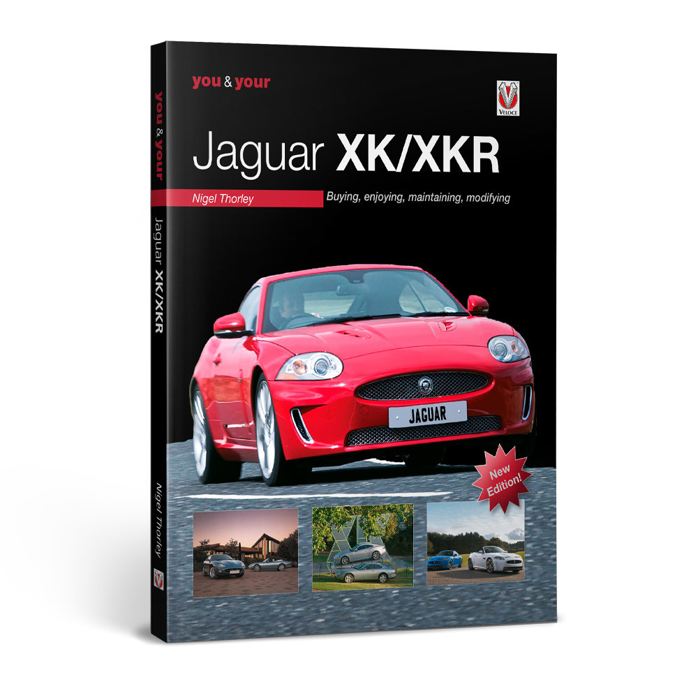 You and Your Jaguar XK/XKR Capa de livro com carro vermelho Jaguar XK/XKR e texto em inglês