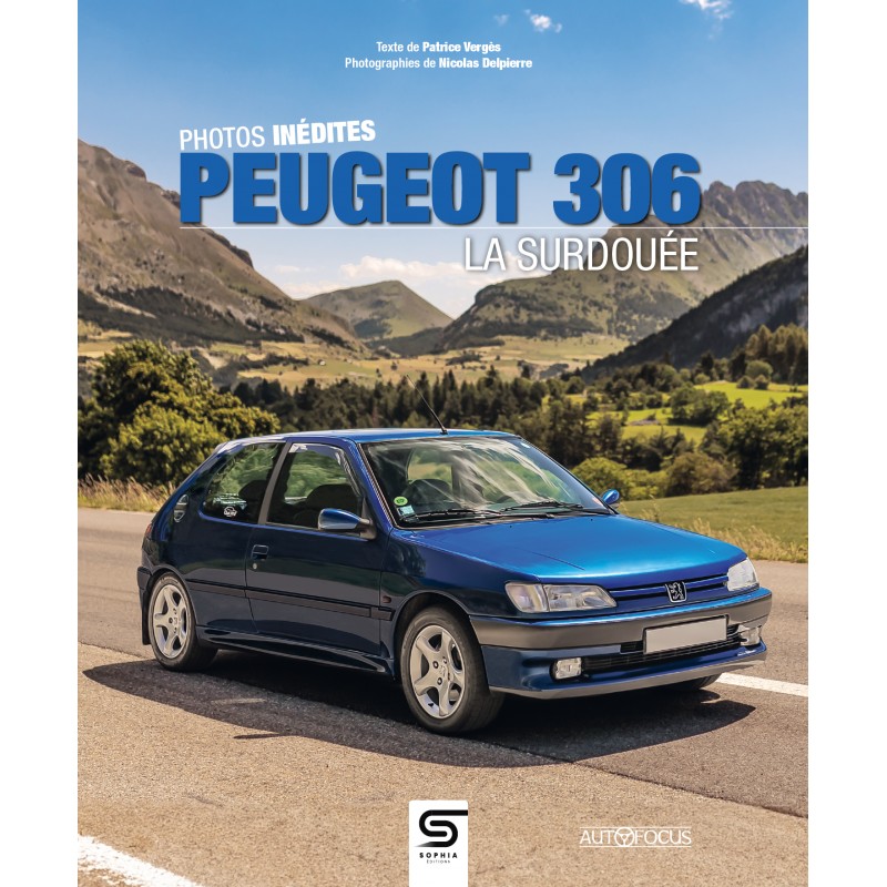 Peugeot 306: La Surdouée Livro com foto de Peugeot 306 azul em estrada com montanhas ao fundo