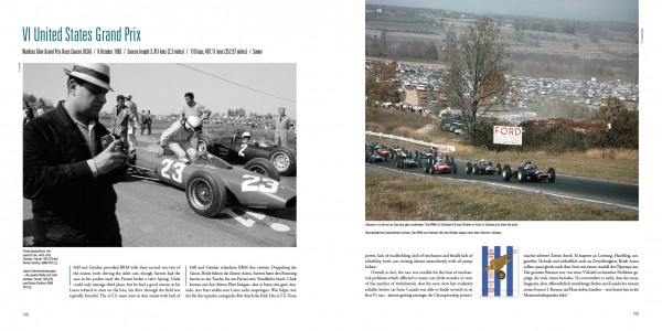 Grand Prix 1961-1965 - The 1.5 litre days in F1 Duas imagens do Grande Prémio dos Estados Unidos com carros de corrida, uma a preto e branco e outra a cores.