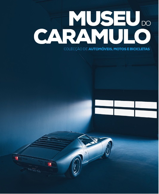 Museu do Caramulo - Colecção de Automoveis, Motos Carro desportivo clássico prateado numa garagem escura com luz natural