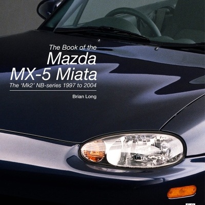 Frente de um Mazda MX-5 Miata preto com texto branco sobreposto em capa de livro