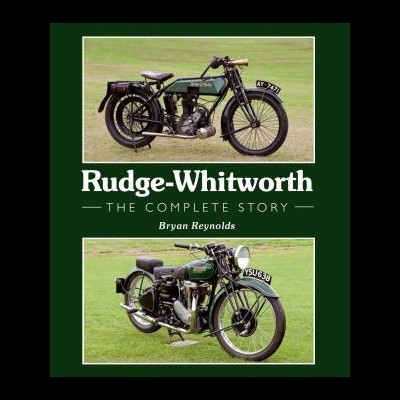 Duas motocicletas clássicas verdes Rudge-Whitworth em relva com texto central