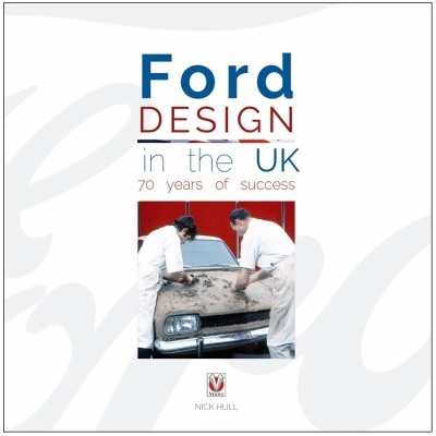 Capa de livro sobre o design Ford no Reino Unido com foto de carro antigo e dois homens a limpar.