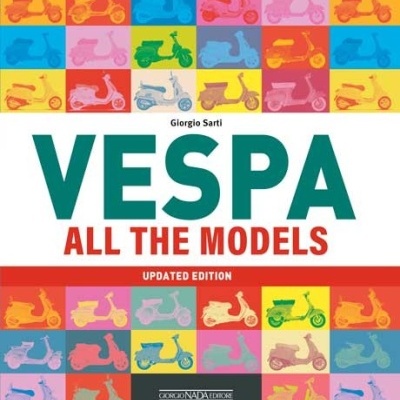 Livro 'VESPA ALL THE MODELS' com várias ilustrações coloridas de scooters Vespa.