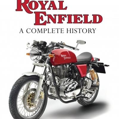 Livro sobre história da motocicleta Royal Enfield com imagem de uma moto vermelha e preta