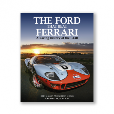Capa de livro com um carro Ford GT40 azul claro e laranja ao pôr do sol