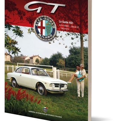 Livro capa com carro Alfa Romeo Giulia GT branco e casal junto a cerca em relvado