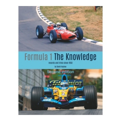 Capa do livro 'Formula 1 The Knowledge' com carros de Fórmula 1 vermelho e amarelo e azul.