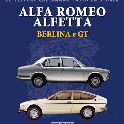 Capa de livro com duas imagens laterais de carros Alfa Romeo Alfetta prateado e creme sobre fundo azul.