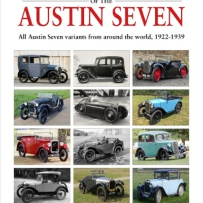 Capa de livro com título e imagens de carros clássicos Austin Seven em várias cores e estilos.