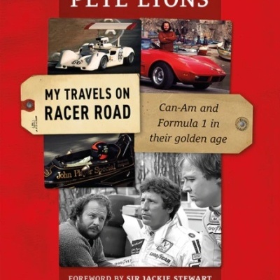 Capa de livro vermelha com fotos e texto sobre carros de corrida e pilotos