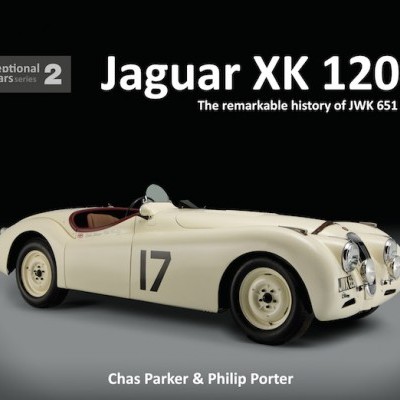 Capa de livro com carro Jaguar XK 120 branco clássico e texto em fundo preto