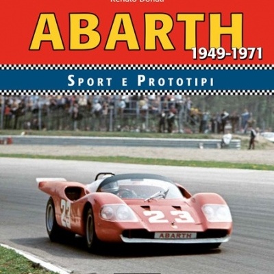 Livro ABARTH 1949-1971 com fotografia de carro de corrida vermelho número 23 em pista