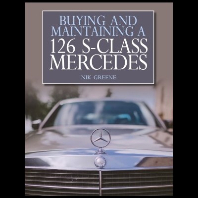 Capa de livro com título e imagem de um carro Mercedes S-Class prata em fundo desfocado