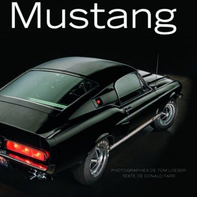 Capa de livro com carro Mustang preto clássico visto de trás