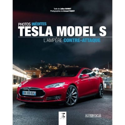 Tesla Model S vermelho em capa de revista à noite